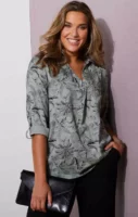 Блуза с яка на риза и модерен принт