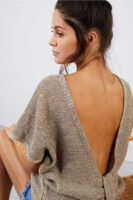 Горна част на пуловер в светлокафяво с изрязан гръб