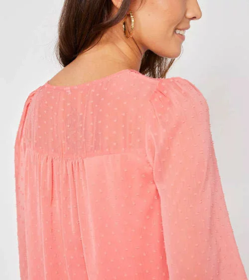 Розова блуза за по-възрастни