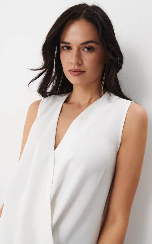 Елегантна едноцветна бяла лятна блуза с увиваща кройка