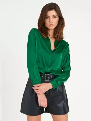 Модерна зелена сатенена едноцветна блуза с дълъг ръкав